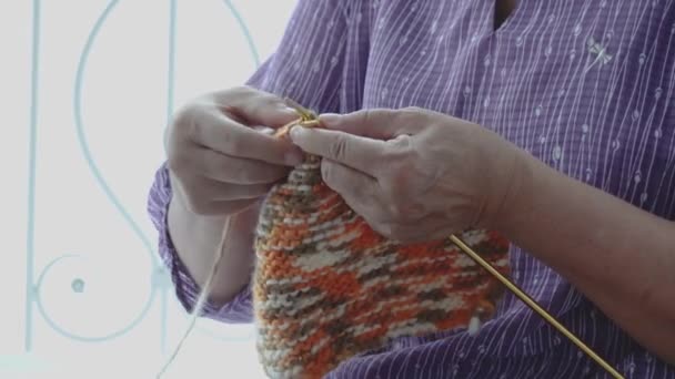 详细的钩针编织的老人的手 — 图库视频影像