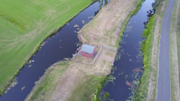 Een Fly Tilt Shot Van Een Klein Pompstation Water Leek — Stockvideo