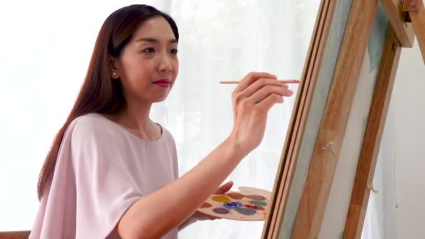 Kobieta Artystka Malarstwo Obraz Płótnie Farbami Olejnymi Moim Domu Jako — Wideo stockowe