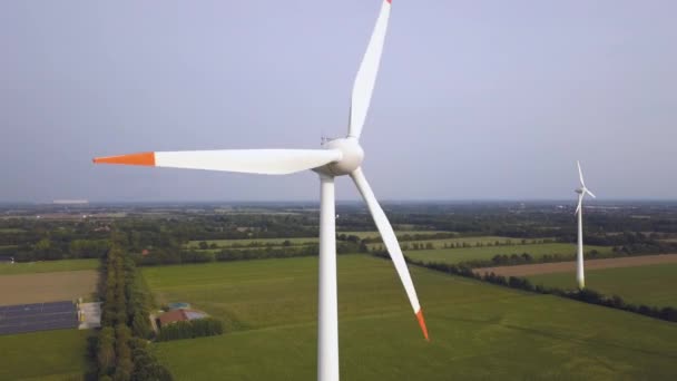 Windmil Generando Energía Verde Antena Moviéndose Hacia Atrás — Vídeo de stock