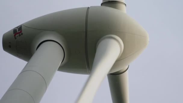 Pohled Zdola Větrnou Turbínu Generující Energii Hyperzavření — Stock video