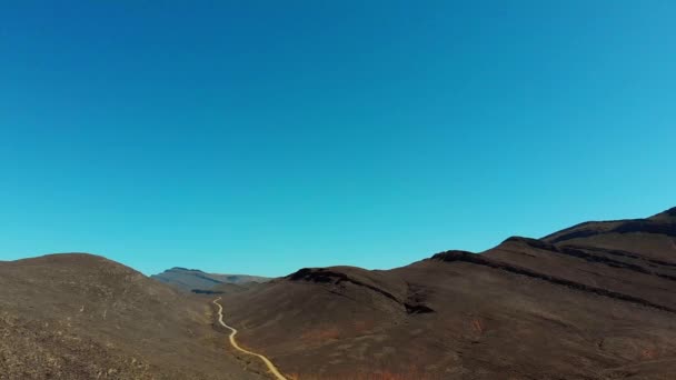 Dağları Dağları Gösteren Hava Aracı Görüntüsü Açık Mavi Gökyüzü Ile — Stok video