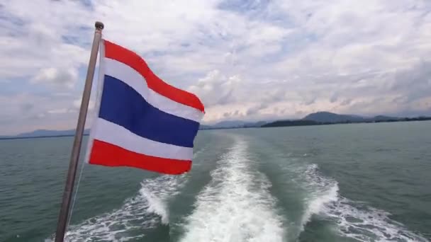 Bandeira Tailandesa Acenando Vento Passeio Barco Com Oceano Empurrando Através — Vídeo de Stock