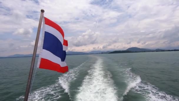 Флаг Таиланда Размахивающий Ветром Лодке Направляющейся Остров Пхи Пхи Заднем — стоковое видео