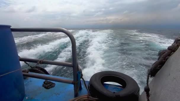 Vista Parte Trás Barco Olhando Para Mar Como Fumaça Motores — Vídeo de Stock