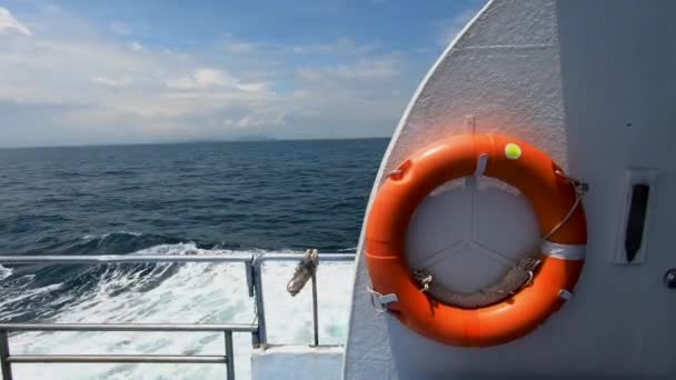 Jízda Lodi Záchrannou Bójí Rámu Hlubokým Modrým Oceánem Pozadí Jak — Stock video