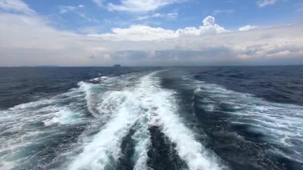 Vista Parte Trás Barco Assistindo Rastro Água Partir Motores Energia — Vídeo de Stock