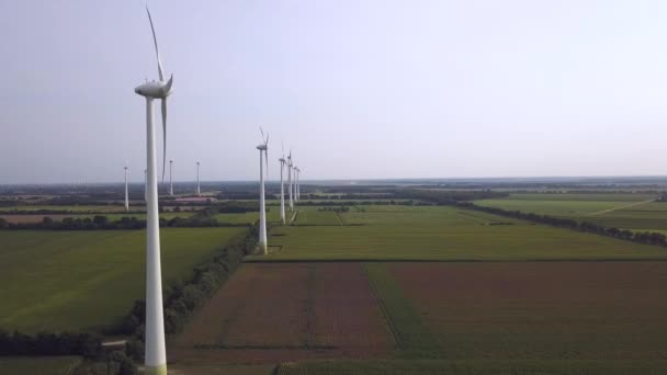 Een Rij Van Duitse Windturbines Antenne Naar Voren Vliegen — Stockvideo