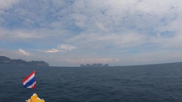 Blick Vom Boot Auf Das Meer Mit Wind Flatternder Thailändischer — Stockvideo