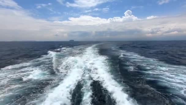 Vue Arrière Bateau Haute Mer Bleue Que Sillage Des Moteurs — Video