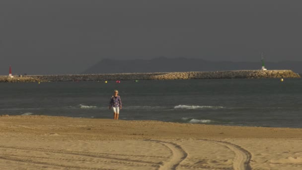 Single Pensionato Donna Vacanza Prendendo Rilassante Passeggiata Sulla Spiaggia All — Video Stock