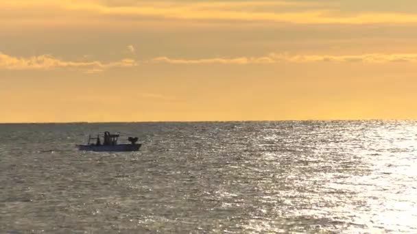 Małe Hiszpańskie Łodzie Rybackie Srebrnym Morzu Świcie Morze Śródziemne — Wideo stockowe