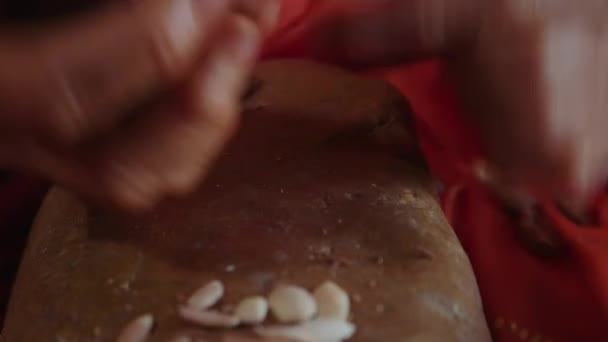 Крупным Планом Старухи Разбивающей Орехи Аргана Камнем Семян Аргана — стоковое видео