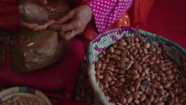 Close Mulher Velha Esmagando Porcas Argan Com Uma Rocha Para — Vídeo de Stock