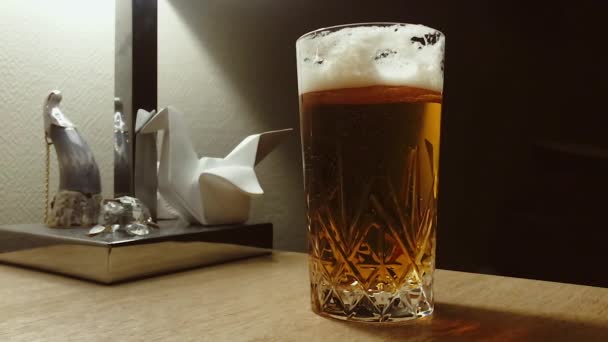 Холодное Пиво Стакане Пузырьками Воздуха Пеной Закрыть — стоковое видео
