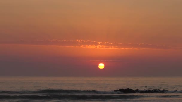 Oranje Dageraad Zonsopgang Kalme Zee Met Golven Breken Rotsen Breed — Stockvideo