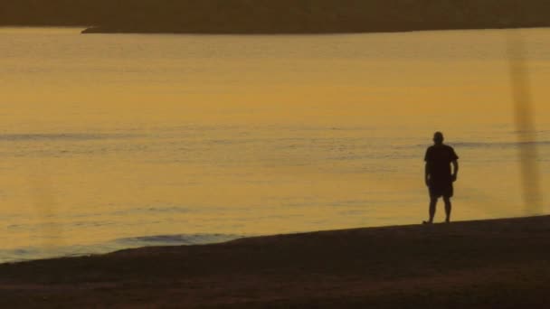 Silhouet Van Een Man Van Middelbare Leeftijd Die Bij Zonsopgang — Stockvideo