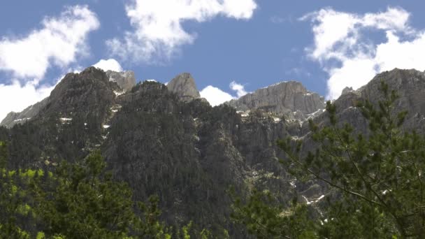 Scenic Alpine Bergketen Met Wolken Bouwen Blauwe Lucht Pyreneeën Versnelde — Stockvideo