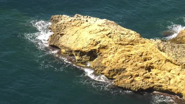 Blauwe Oceaan Golven Breken Rotsachtige Kust Subtropische Zeegezicht Spanje — Stockvideo