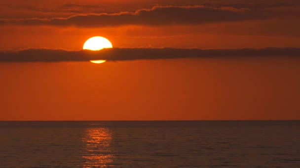 Wielkie Pomarańczowe Słońce Chmurami Nad Oceanem Wschodzie Słońca Śródziemnomorski Świt — Wideo stockowe