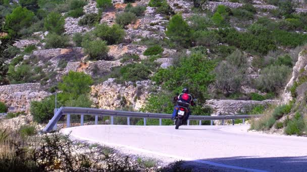 Μοτοσικλέτες Μια Στροφή Στο Ορεινό Δρόμο Ισπανία Αργή Κίνηση — Αρχείο Βίντεο