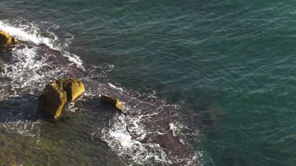 Olas Subtropicales Rompen Sobre Arrecifes Sumergidos Rocas Dentadas Denia España — Vídeos de Stock