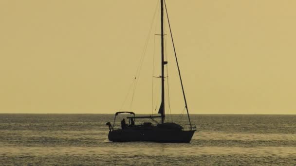 Ιστιοφόρο Την Αυγή Γιοτ Silhouetted Στην Ασημένια Θάλασσα Αργή Κίνηση — Αρχείο Βίντεο