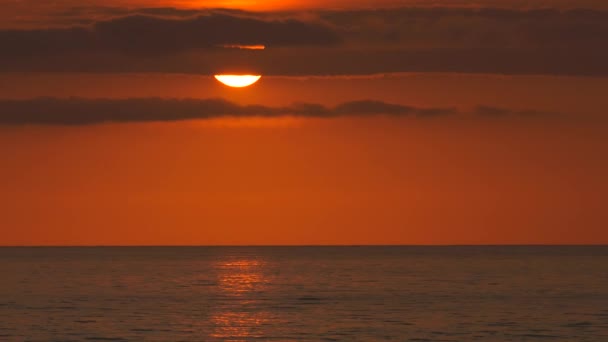 Oranje Oceaan Zonsopgang Boven Kalme Zee Reflecterend Zonlicht Water — Stockvideo