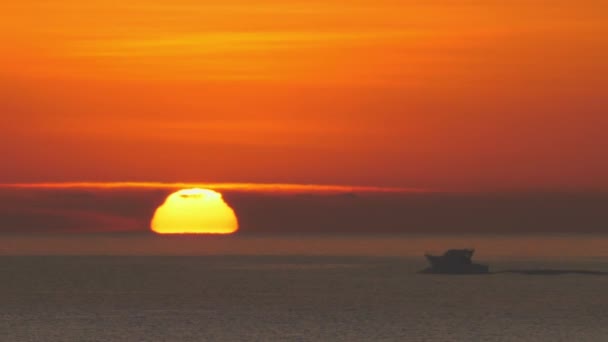 Vissersboot Bij Zonsopgang Kalme Zee Met Zon Aan Oceaanhorizon — Stockvideo