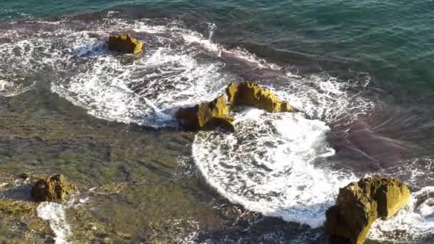 岩礁の上を流れる青い波の美しい海 高い角度 スローモーション — ストック動画