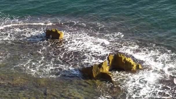 Ondas Oceano Azul Quebram Sobre Recife Com Grandes Rochas Câmera — Vídeo de Stock