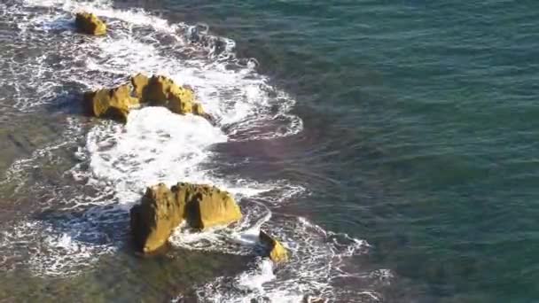 Litoral Rochoso Com Ondas Quebrando Sobre Recife Mar Mediterrâneo Subtropical — Vídeo de Stock