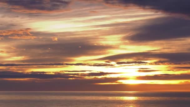 Золотой Восход Солнца Над Океаном Облаками Движущимися Небе Рассвета Широким — стоковое видео