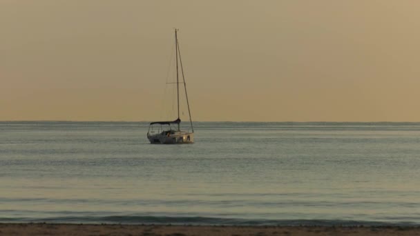 Żaglówka Pływająca Spokojnych Wodach Oceanu Świcie Morze Śródziemne — Wideo stockowe