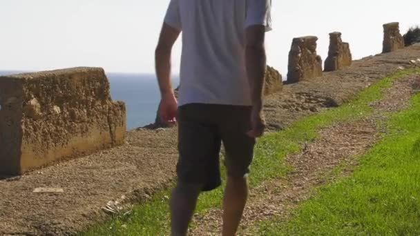 Hombre Caminando Por Camino Del Acantilado Con Vista Océano — Vídeos de Stock