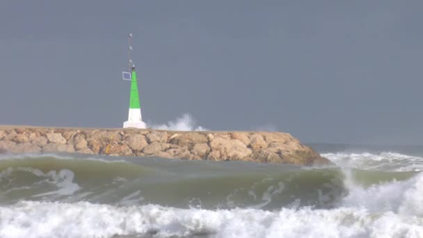 Onde Tempestose Che Infrangono Sul Muro Del Mare Del Porto — Video Stock