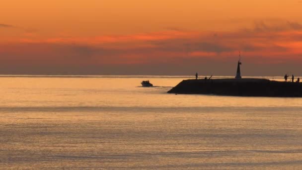 Motorboot Morgengrauen Auf Ruhiger See Vorbei Der Hafenmauer Mit Fischern — Stockvideo