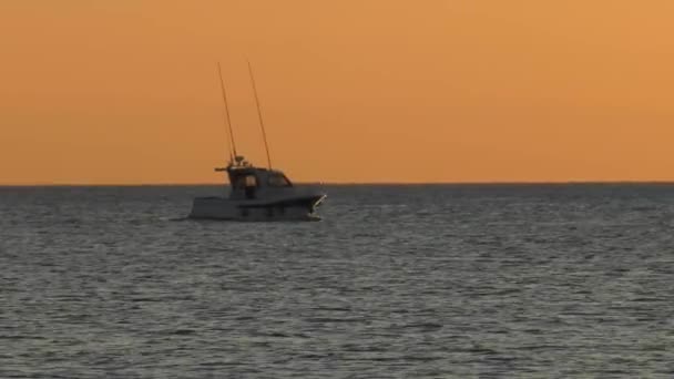 Sakin Denizdeki Motorlu Tekne Şafakta Ufka Doğru Yelken Açıyor — Stok video