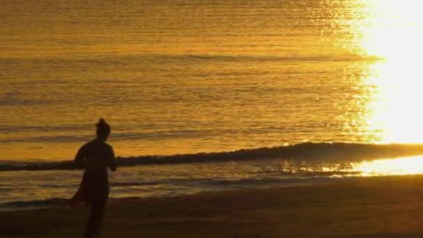 Femme Jogging Sur Plage Sable Lever Soleil Ralenti — Video