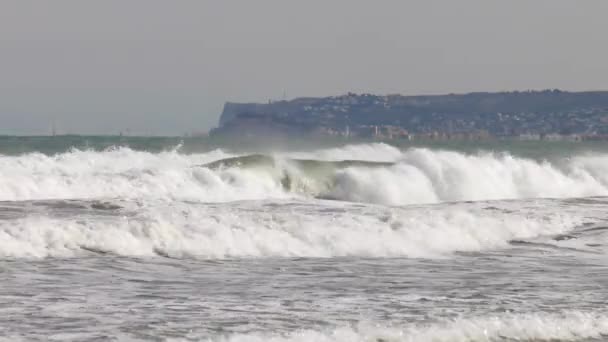 Große Wellen Rollen Die Küste Küstenlandschaft Zeitlupe — Stockvideo