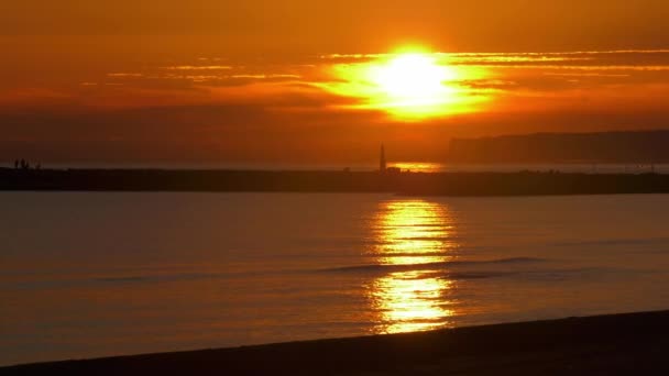 Nascer Sol Dourado Nebuloso Sobre Ondas Calmas Oceano Paisagem Costeira — Vídeo de Stock
