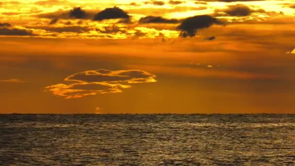 Parlak Gümüş Denizin Üzerinde Dramatik Gündoğumu Gökyüzü — Stok video