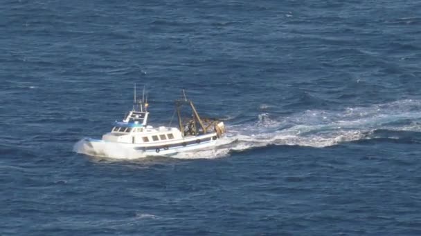 Vissersvaartuig Volle Zee Dat Terugkeert Naar Haven Hoge Hoek — Stockvideo