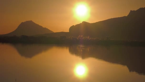 Ανατολή Του Ήλιου Πάνω Από Βουνά Αντανάκλαση Στη Λίμνη — Αρχείο Βίντεο