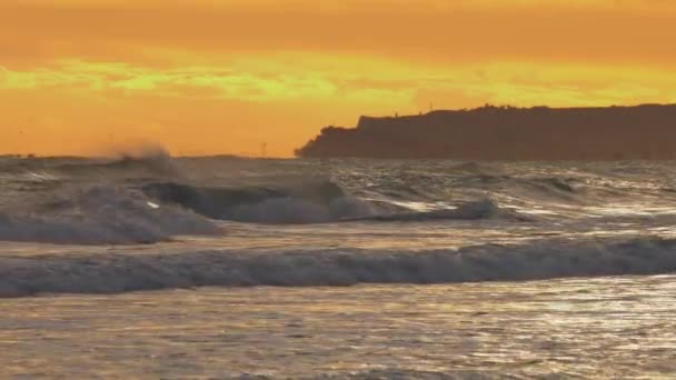 Ruwe Zeeën Bij Zonsopgang Golven Rollend — Stockvideo