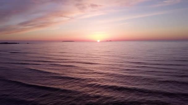 Muhteşem Mor Gün Batımı Denizin Üzerinde — Stok video