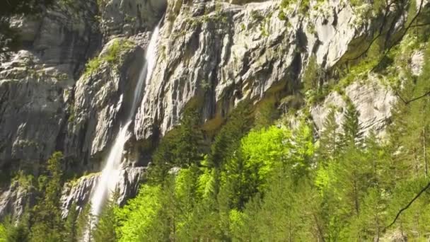 Högt Berg Vattenfall Brant Klippa Ansikte — Stockvideo