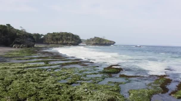 Vista Aérea Bela Praia Indonésia Ondas Oceânicas Azuis Montanhas Pequenas — Vídeo de Stock