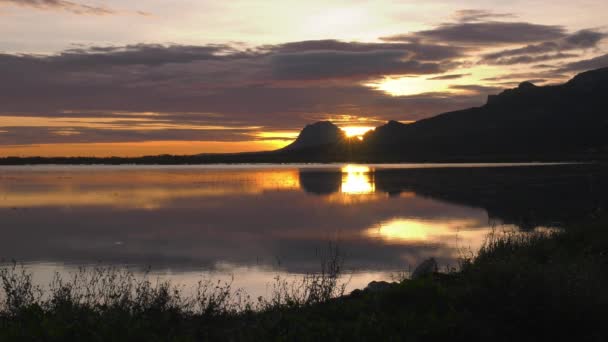 Sunrise Reflexão Sobre Calm Lake Amanhecer — Vídeo de Stock