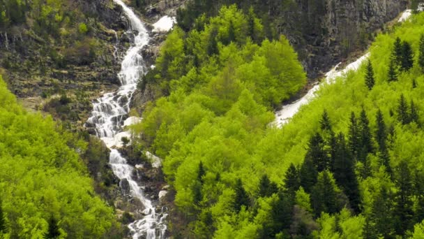 Höga Vattenfall Som Rinner Nerför Kuperad Bergssluttning — Stockvideo